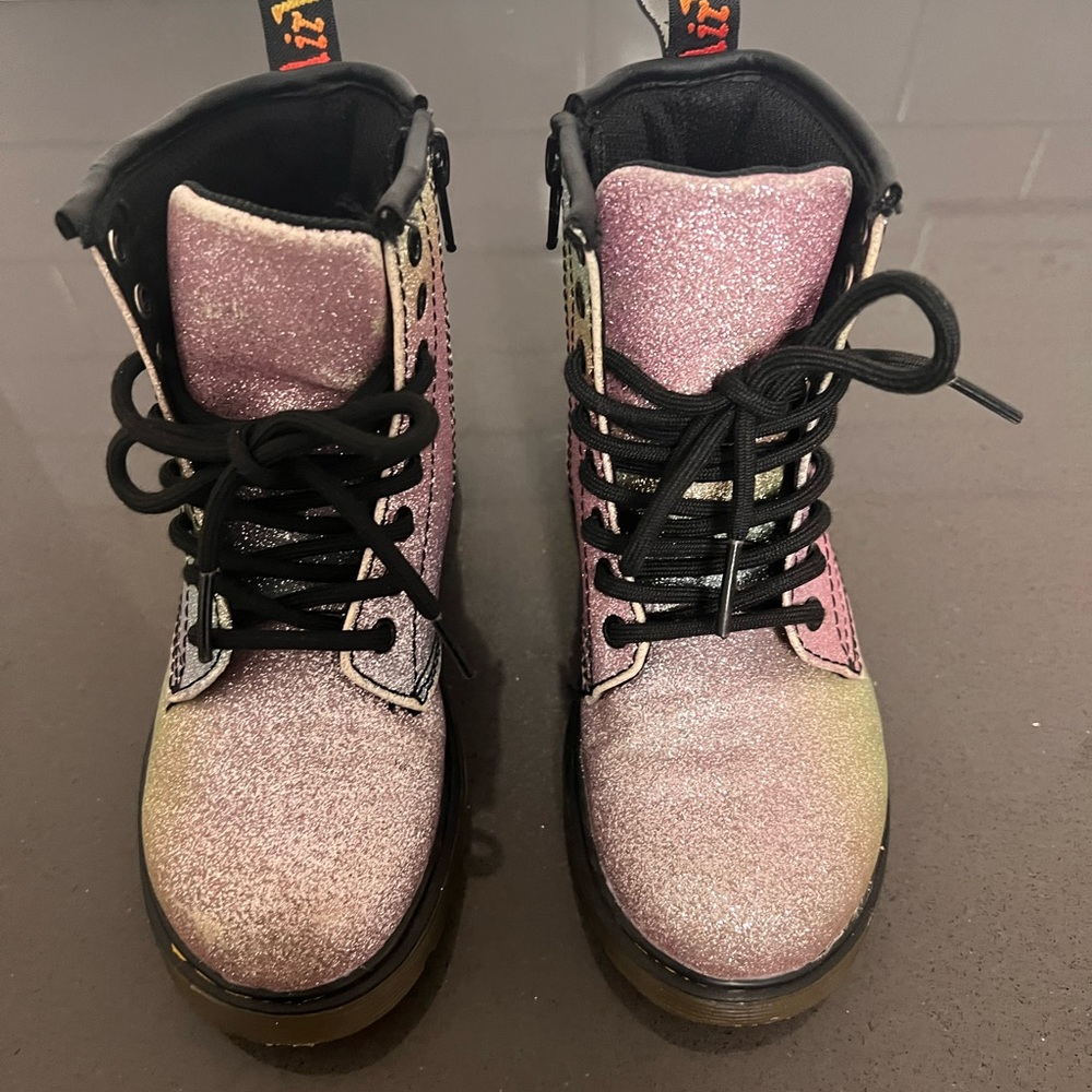 Girls size 11 Dr. Marten’s. Hardly worn. In great condition!!!!